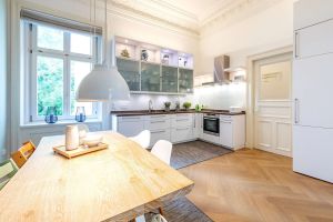 BILD_5496640-M7iJjcGj27qQh3UWkAaR6S95-1_20OG_Hagedornstrasse_51_20149_Hamburg_gestagt_Kuche_Esszimmer_512.jpg