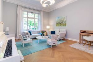 BILD_5496640-PmroJLSNV3cHZBqz8aV1ozvG-1_20OG_Hagedornstrasse_51_20149_Hamburg_gestagt_Wohnzimmer_5120exp.jpg